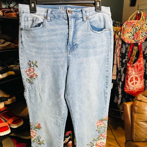 DG2 Diane Gilman Stretch Floral Appliqué Straight jeans Size 10 - Picture 1 of 9